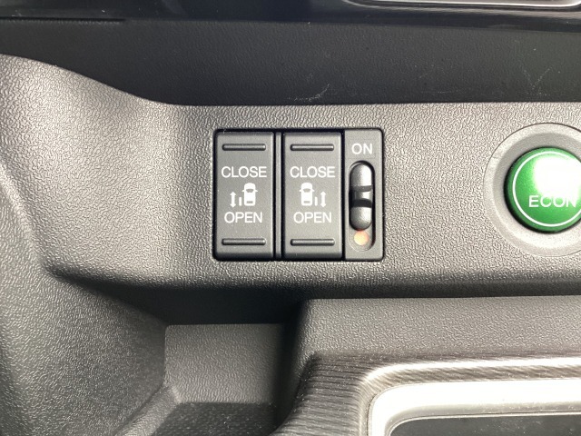 両側パワースライドドア。