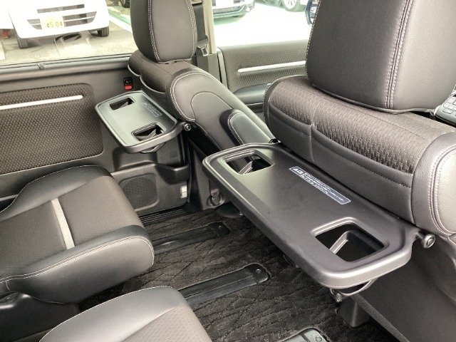 2列目には便利なシートバックテーブル付き。