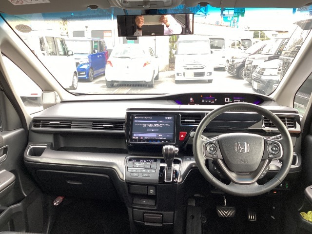 大きなフロントガラスが視界を広げます。