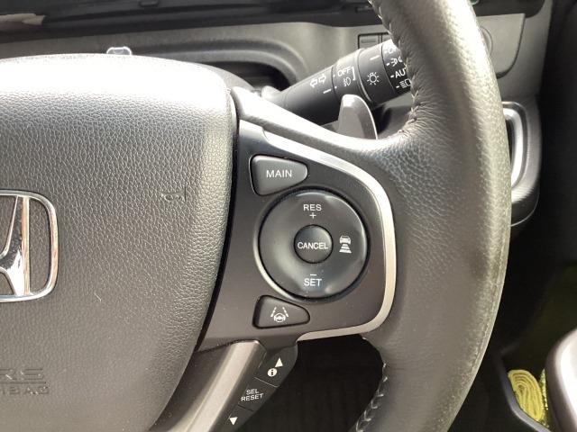 ステアリング右側はホンダセンシング操作スイッチ。