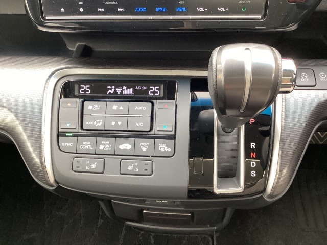 運転席・助手席・後席と3ゾーンを別々にコントロール可能なオートエアコン。