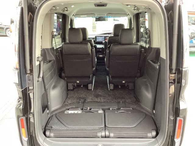 3列目を格納したラゲッジスペース。