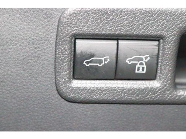 このボタンを押すと、トランク（バックドア）を電動で開閉できます。