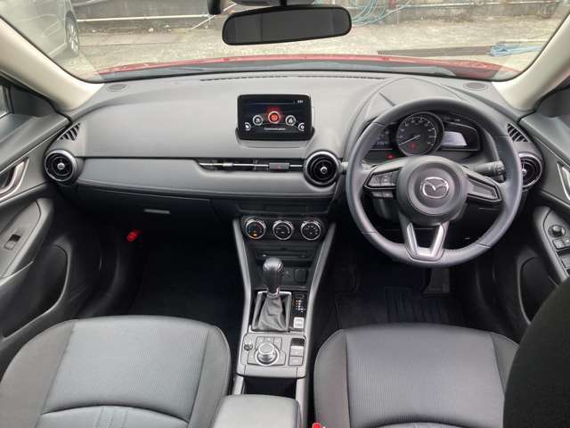 視線移動の少ない正面ゾーンに走行情報を配置、視界を妨げないセンターディスプレイの配置、センターディスプレイの操作はコマンダーコントロールで可能。運転に集中でき必要な情報を逃さないレイアウトです。