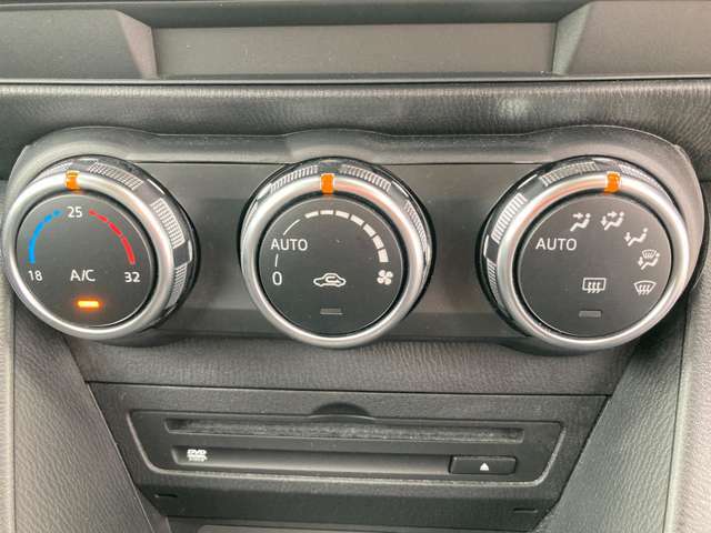 オートエアコンなので温度だけあわせていれば、室内は快適温度に！