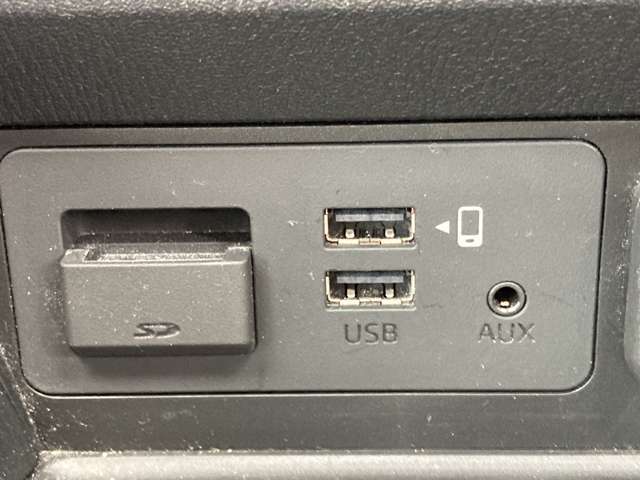 地図SDカードや各種端子も装備されています☆