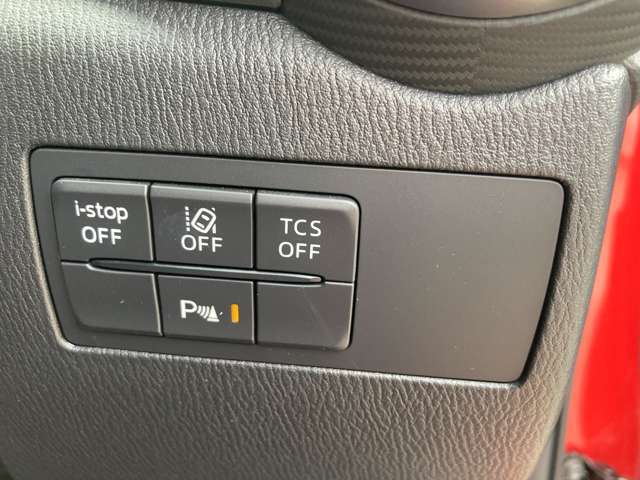 横滑り防止装置、車線逸脱警報システムなどの安全装備も充実。バック時の障害物を検知し知らせるコーナーセンサースイッチがあります。