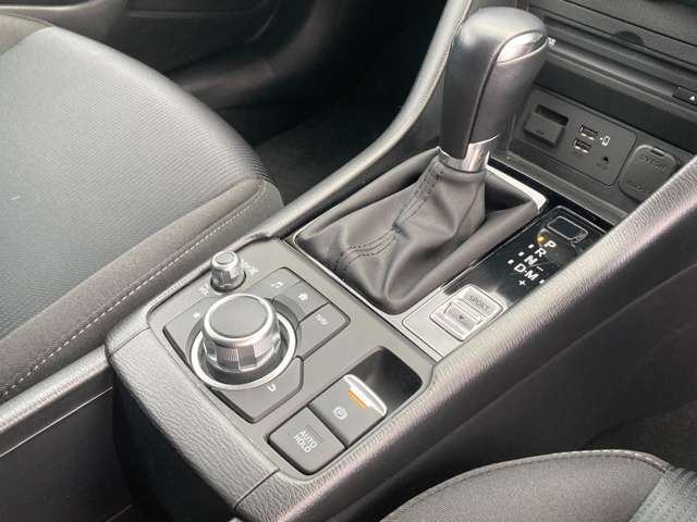 オートホールド機能付き電動Pブレーキ。渋滞時などの足の疲れを軽減します。