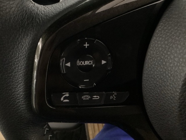 ステアリング左手側はオーディオ関連の操作スイッチです。視線を逸らすことなく運転に集中できます