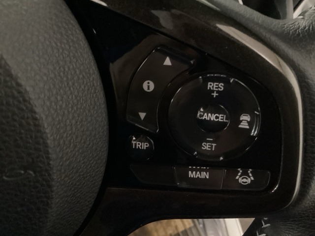 ステアリング右手側に安全運転支援機能のホンダセンシングをコントロールするスイッチ、左手側にオーディオ関連のコントロールスイッチを配置、視線を逸らすことなく運転に集中できます