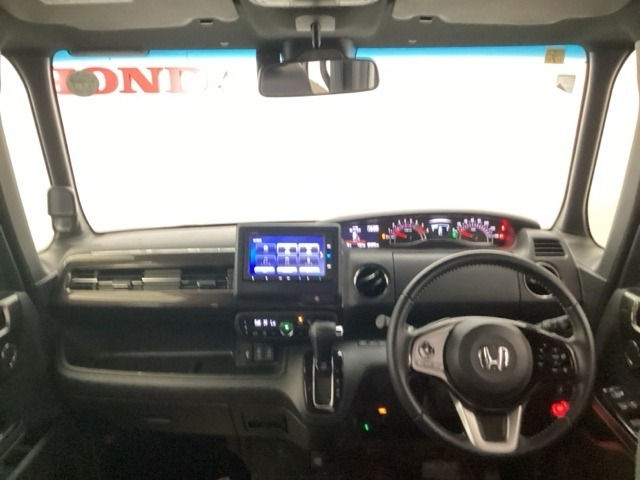 パーキングブレーキはフット式なので運転席と助手席の間はすっきり、移動も楽々です。さっと手が届く位置にATセレクトレバーやエアコンスイッチなどがあり操作性に優れています