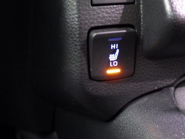【シートヒーター】運転席と助手席をそれぞれ独立して操作でき、無段階に温度調節も可能なため、座る人と室内温度にあわせた快適