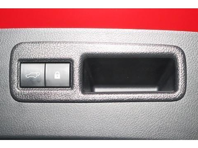 このボタンを押すと、トランク（バックドア）を電動で開閉できます。