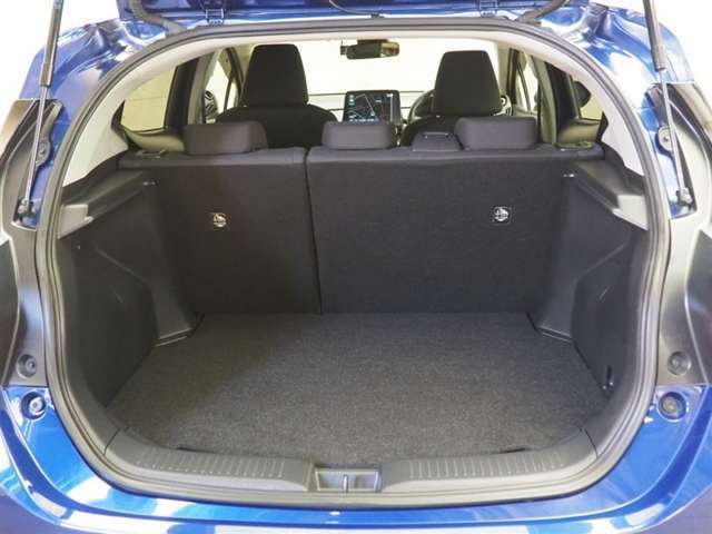 開口部の広いラゲージスペースは、ゴルフバックなどの荷物もラクラク積み込めます。