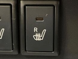 【シートヒーター】寒い日に重宝するシートヒーター！エアコンより早く温まってくれるので寒がりの人も安心ですね♪エアコンの温風は乾燥するから苦手、という方にもをおすすめです。