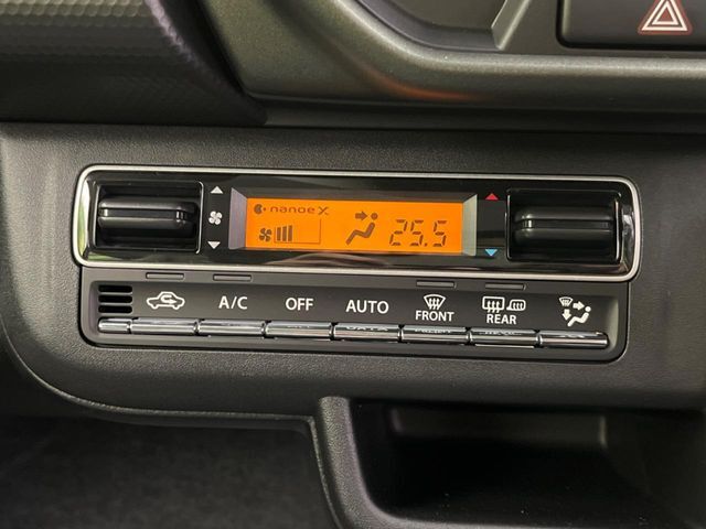 【オートエアコン】一度お好みの温度に設定すれば、車内の温度を検知し風量や温度を自動で調整。暑い…寒い…と何度もスイッチ操作をする必要はありません。快適な車内空間には必須の機能ですね♪
