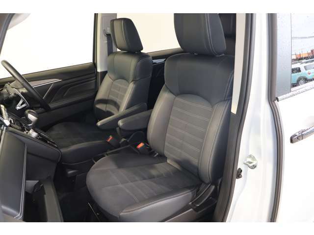 広くて見晴らしの良いフロントシート☆長距離でもゆったり運転できます♪電動シート（運転席）・シートヒーター（運転席＆助手席）装備(*^-^*)