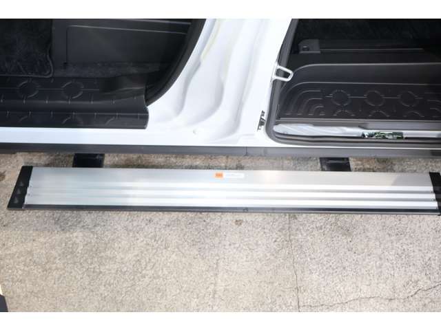 左側には電動ロングステップを装備♪家族みんなが乗り降りラクラク！助手席ドア・スライドドアの開閉に連動☆ロングステップはボディ下にスッキリ格納されます。