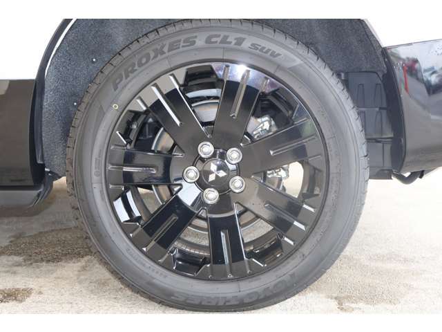 ボディデザインにマッチした純正アルミホイール。お洒落は足元から♪