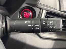 【オートライト】周りの明るさに応じて自動でヘッドライトの点灯・消灯ができる機能です！ライトの付け忘れ・消し忘れなどが無くなり、雨の日や夕方の走行も安心！トンネル通過時も便利ですね♪