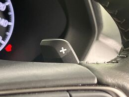 【パドルシフト】ハンドルから手を離さずに素早くシフトアップ＆ダウンができるので、エンジンブレーキを使う下り坂や高速道路の合流で加速したい場面で役立ちます。