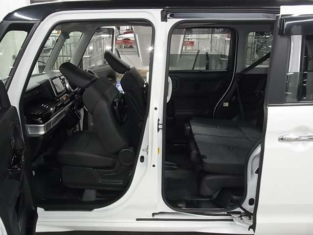 当社販売担当者、仕入担当者、リフトに持ち上げ車検検査員による下廻りチェックをクリアした高品質車を展示しております。