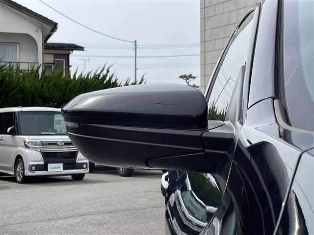 【電動格納ミラー】狭い道や狭い場所に停車させるときに活躍する装備ですね。ボタン一つでドアミラーが格納されます！！
