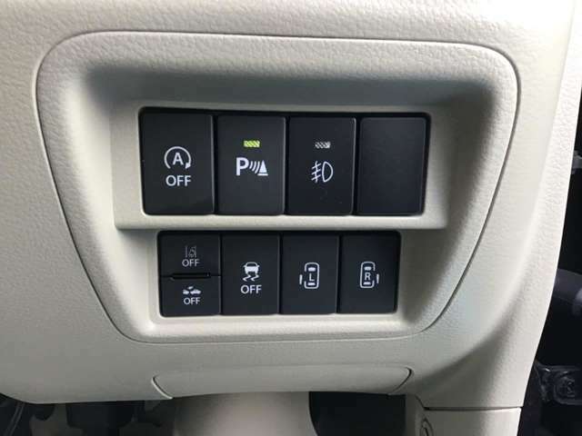 アイドリングのオンオフ等の操作は運転席横のボタンで操作することができます。