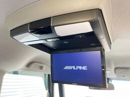 【フリップダウンモニター】大画面モニターで後席でもエンタメをお楽しみいただけます。小さなお子様にも大人気の装備です♪