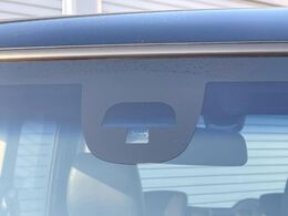 【シティブレーキアクティブシステム】低速走行中に前方の車両等を認識し、衝突しそうな時は警報とブレーキで衝突回避と被害軽減をアシスト。より安全にドライブをお楽しみいただけます。