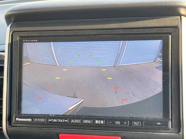【バックカメラ】駐車時に後方がリアルタイム映像で確認できます。大型商業施設や立体駐車場での駐車時や、夜間のバック時に大活躍！運転スキルに関わらず、今や必須となった装備のひとつです！