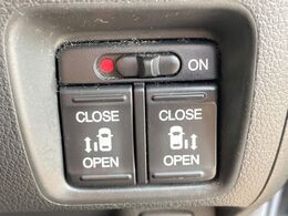 【両側パワースライドドア】スマートキーや運転席のスイッチで後席両側スライドドアの開閉が可能♪電動だから力を入れてドアを開ける必要が無く、小さなお子様でも簡単に開け閉めでき快適です♪