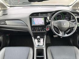 【　コクピット　】広々としていて快適なドライブがお楽しみいただけます。