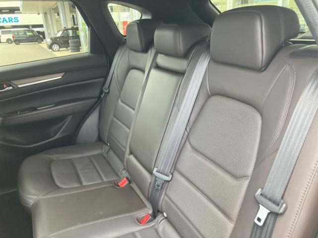 WECARSでは各商談席に大型モニターをご用意しております！見やすい大画面でゆったりと全国の在庫をご覧いただけます！是非ご来店お待ちしております！