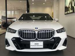 【BMWの伝統-1】BMWの特徴的な“キドニーグリル”は、80年以上続く伝統の形でございます。変わらないこだわりのデザインが、プレミアムブランド“BMW”を創り出します。