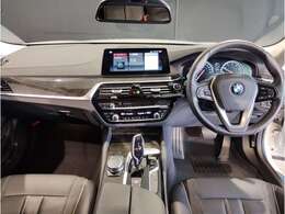☆センターパネルを運転席側に僅かに傾けたBMW独特のインパネ☆【駆け抜ける歓び】はここからもスタートしております☆