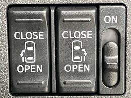 【両側パワースライドドア】スマートキーや運転席のスイッチで後席両側スライドドアの開閉が可能♪電動だから力を入れてドアを開ける必要が無く、小さなお子様でも簡単に開け閉めでき快適です♪