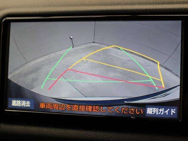 車庫入れや縦列駐車などの際に、後退操作の参考になるガイドラインをモニター画面に表示します。