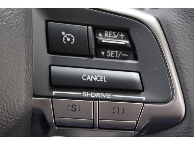 クルーズコントロールの操作スイッチ。速度や車間距離の設定をステアリングから手を放さずに操作可能です。