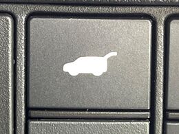 【パワーバックドア】スマートキーや運転席のボタンを押すだけでリアゲートが自動で開閉します！荷物を持っている時や、高い位置にあるバックドアを閉める際に便利な機能です♪