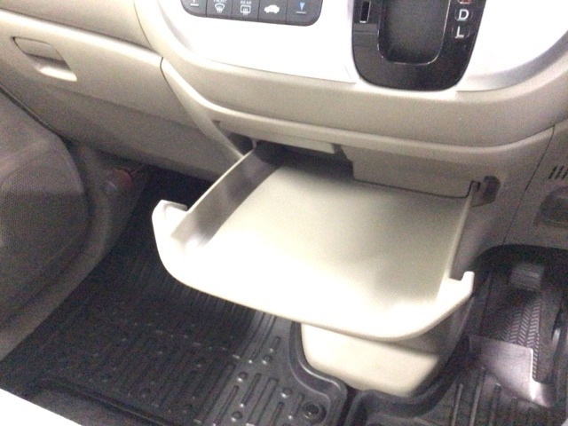 引き出して大きめトレイとして使用できる、運転席からも助手席からも自在に使えるドリンクホルダー付のトレイ。お菓子を置いたり、化粧ポーチを置いたり。ちょっとしたテーブル代わりに使えるトレイです♪