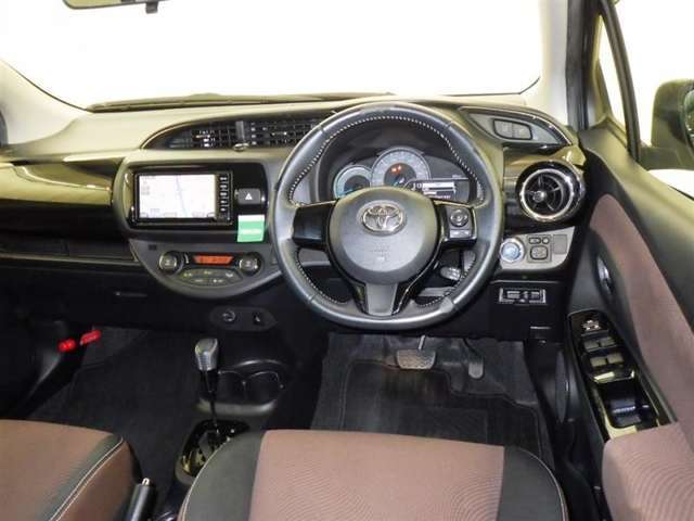運転の際、常に目にする部分だけにシックで飽きのこないデザインが良いですね。
