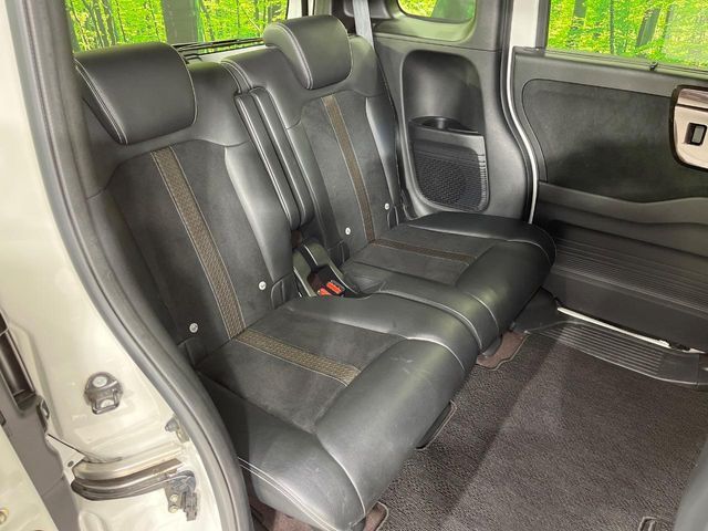 後部座席も気になるようなキズ・汚れやへたり等、大きなダメージはなく、良好な状態です。