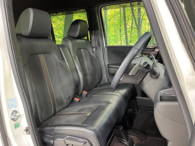 【ハーフレザーシート】高級感と座り心地を両立した人気のシート♪背面・座面のファブリック素材は、通気性の良さや滑りにくさに優れています。気温や服装に左右されず快適にお乗りいただけます。