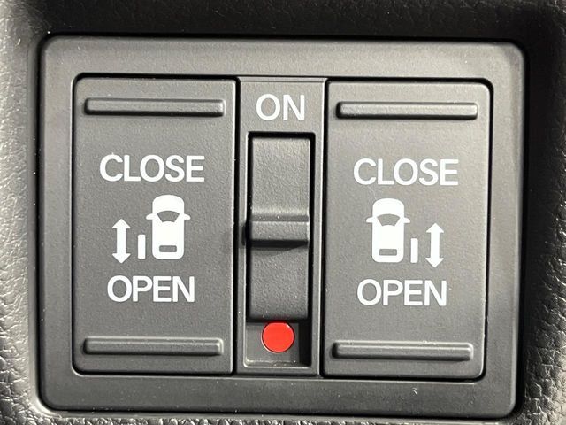 【両側パワースライドドア】スマートキーや運転席のスイッチで後席両側スライドドアの開閉が可能♪電動だから力を入れてドアを開ける必要が無く、小さなお子様でも簡単に開け閉めでき快適です♪