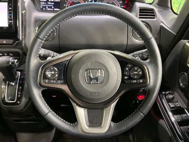 【純正革巻きステアリング】上質な革を使用することで、手にしっかり馴染みとても運転しやすいハンドルです♪