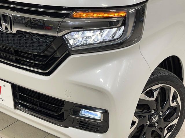 【LEDヘッドライト】悪天候や夜間走行時も良好な視界を確保し安心して運転できる高輝度LEDヘッドライトを装備！点灯速度が早く、消費電力も抑えられています。