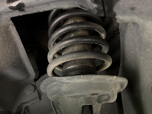 お車を安心してお乗りいただく為には、足回りの定期点検が欠かせません。サービスサポート（有償保証）では無料点検もご提供しており、安心のカーライフをお過ごしいただけるサポート体制が整っています。