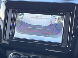 【バックカメラ】駐車時に後方がリアルタイム映像で確認できます。大型商業施設や立体駐車場での駐車時や、夜間のバック時に大活躍！運転スキルに関わらず、今や必須となった装備のひとつです！