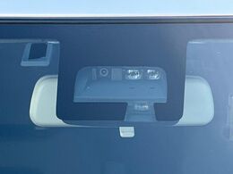 【スズキ　セーフティサポート】走行中に前方の車両等を認識し、衝突しそうな時は警報とブレーキで衝突回避と被害軽減をアシスト。より安全にドライブをお楽しみいただけます。